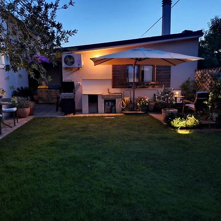 Studio Apartman Lilly With Private Parking In The Yard Of The House Pula Exterior foto