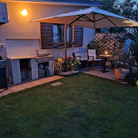 Studio Apartman Lilly With Private Parking In The Yard Of The House Pula Exterior foto
