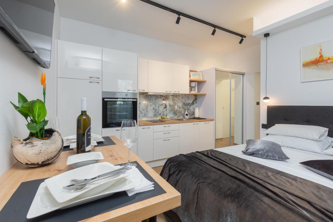Studio Apartman Lilly With Private Parking In The Yard Of The House Pula Exterior foto