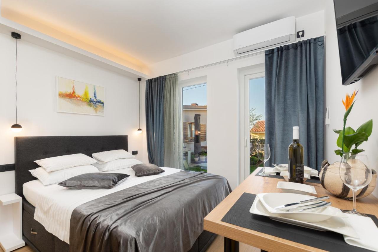 Studio Apartman Lilly With Private Parking In The Yard Of The House Pula Exterior foto