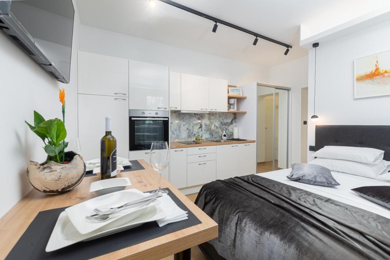 Studio Apartman Lilly With Private Parking In The Yard Of The House Pula Exterior foto
