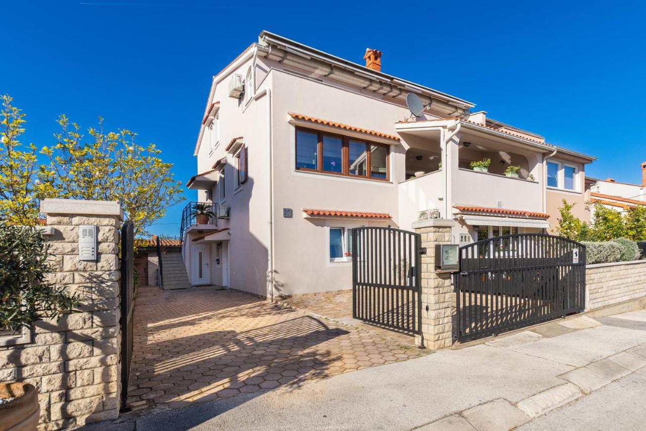 Studio Apartman Lilly With Private Parking In The Yard Of The House Pula Exterior foto