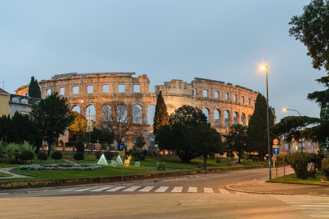 Studio Apartman Lilly With Private Parking In The Yard Of The House Pula Exterior foto
