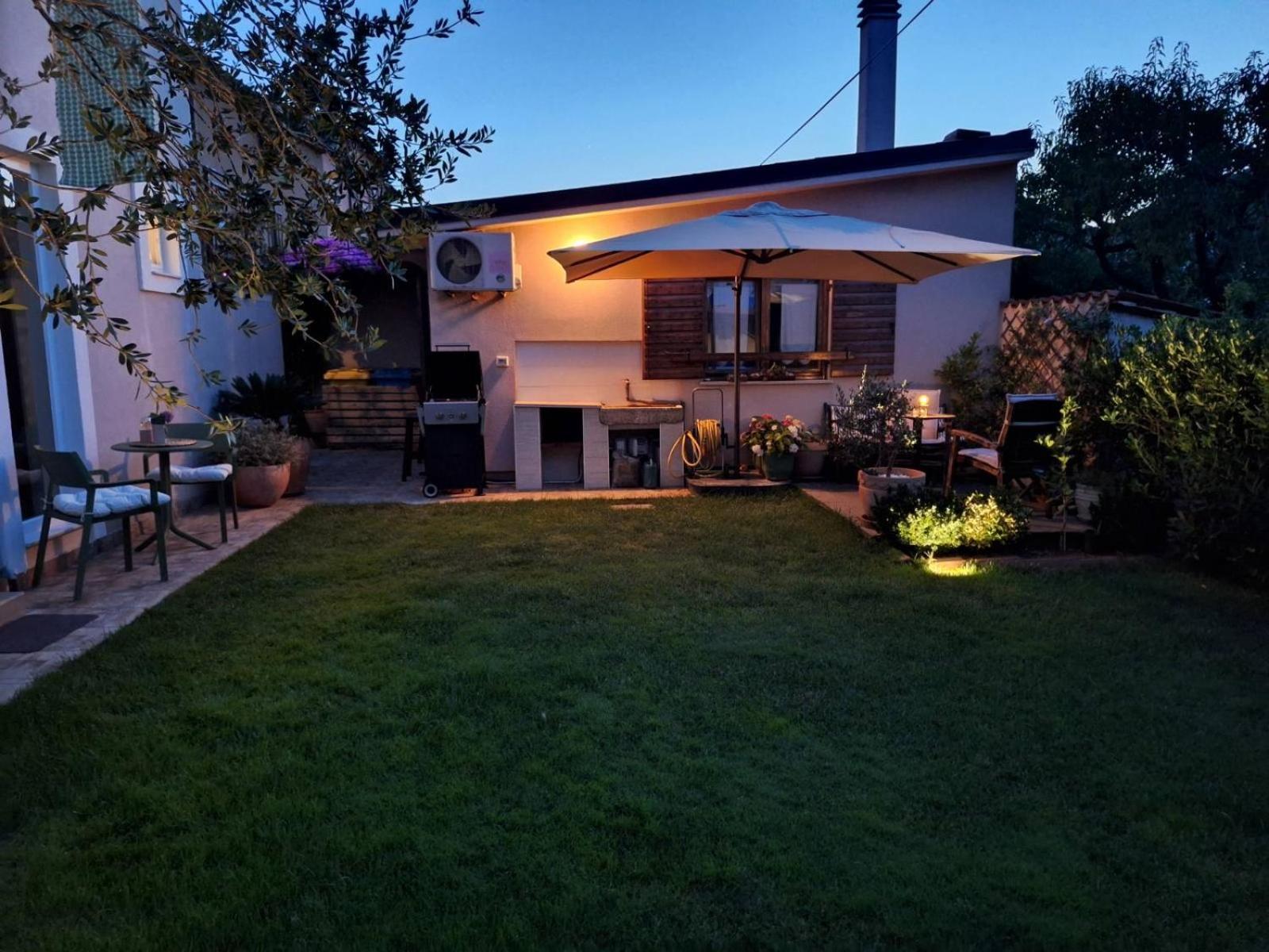 Studio Apartman Lilly With Private Parking In The Yard Of The House Pula Exterior foto